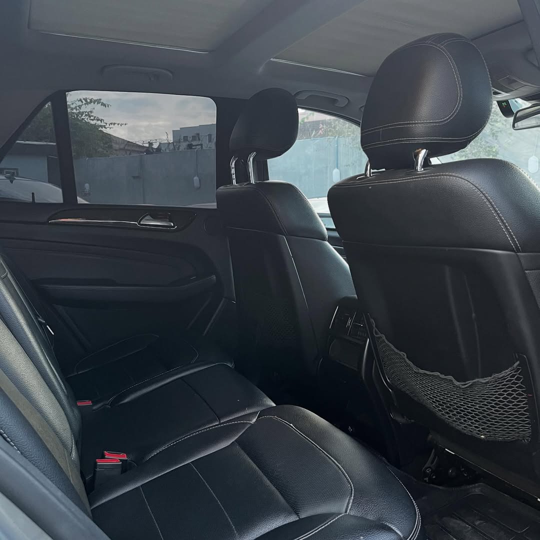 Luxury SUV: Thumbstart & Panoramic Roof