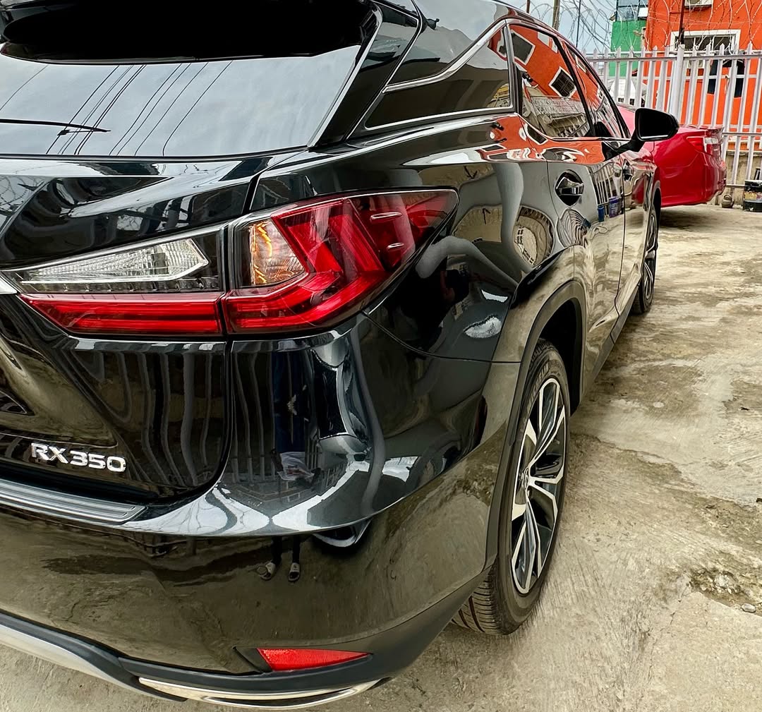 Luxury SUV: 295 HP V6 & Premium Tech