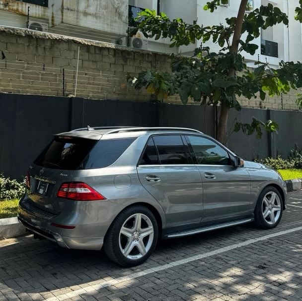 Luxury ML400: Panoramic Roof & Low Miles