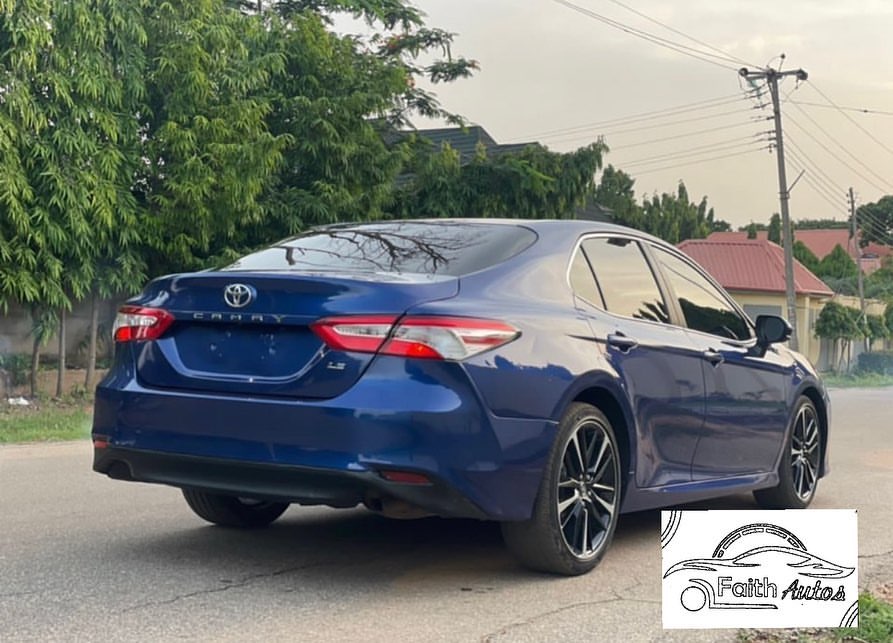 Unbeatable 2018 Camry LE: Style & Value!