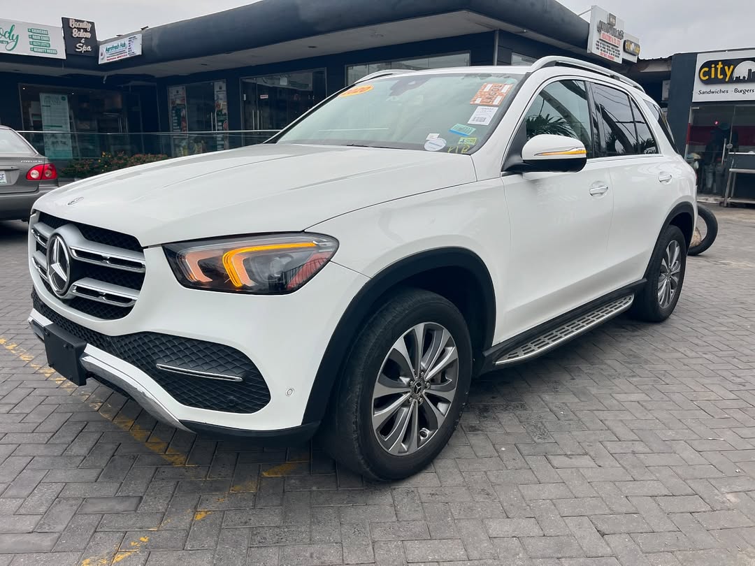 White on Brown GLE 350: Luxury & Tech Loaded