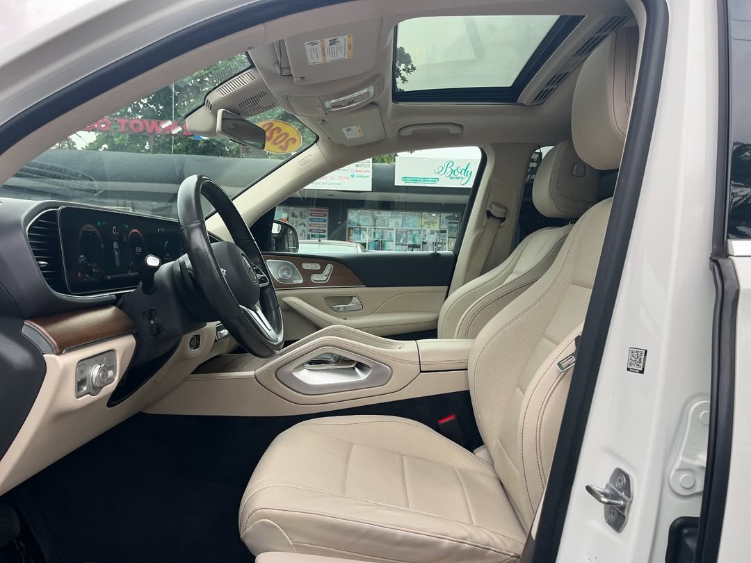 White on Brown GLE 350: Luxury & Tech Loaded