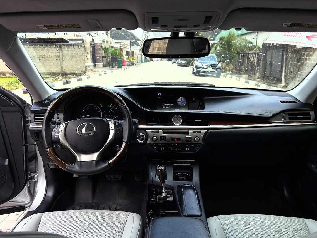 Luxury 2013 Lexus ES 350   | Sunroof & Keyless