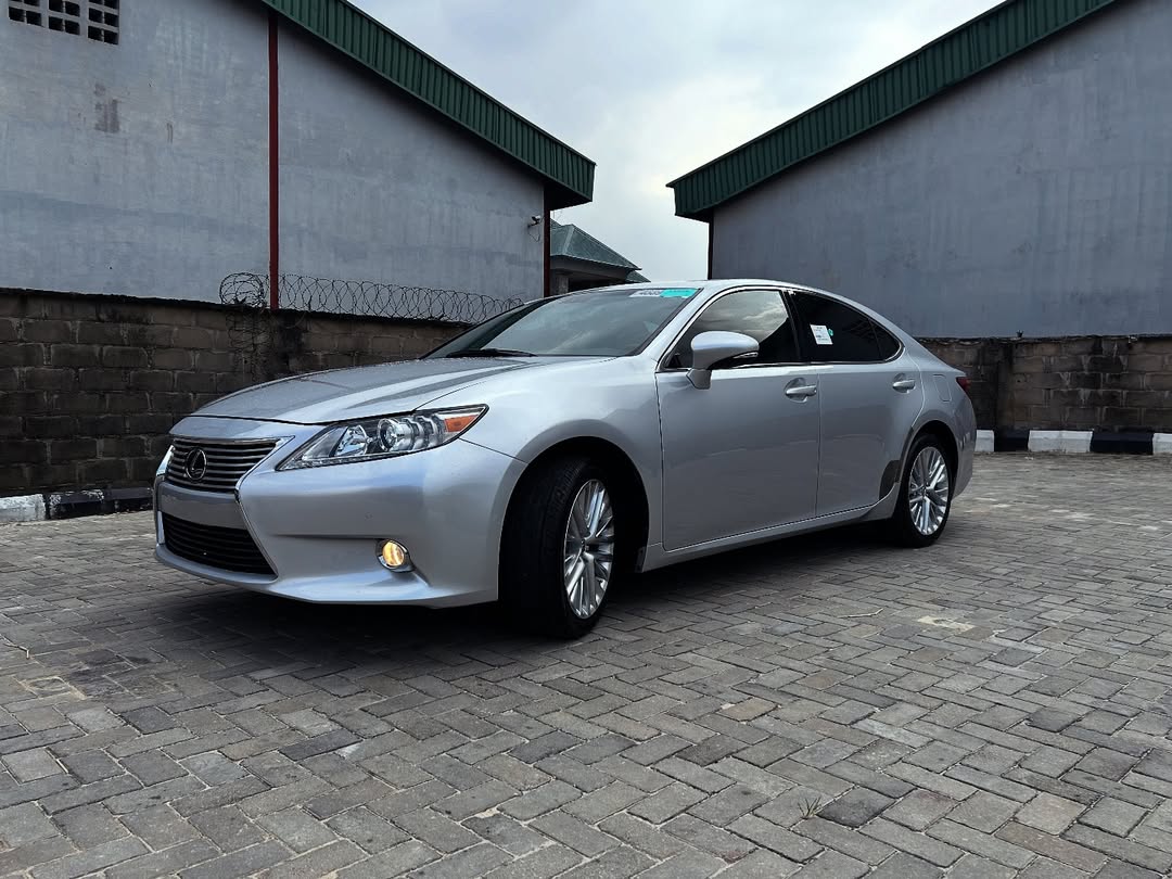 Luxury 2013 Lexus ES 350   | Sunroof & Keyless