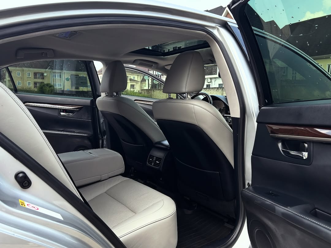 Luxury 2013 Lexus ES 350   | Sunroof & Keyless