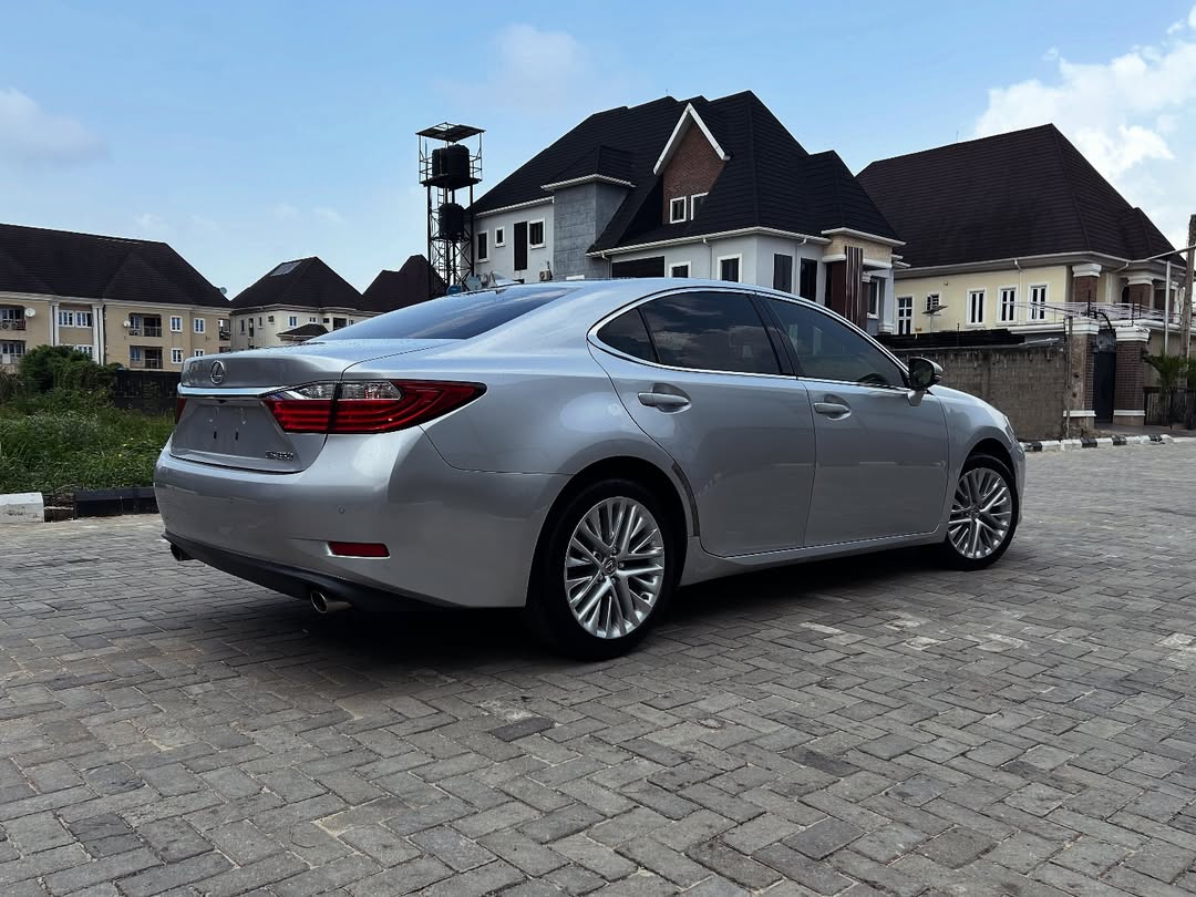 Luxury 2013 Lexus ES 350   | Sunroof & Keyless