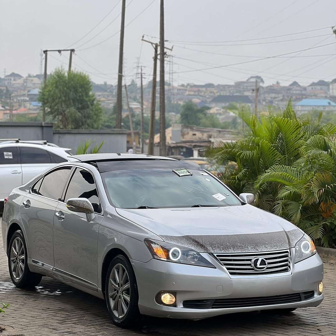 2012 Lexus ES350: Panoramic Roof & Accident-Free Luxury