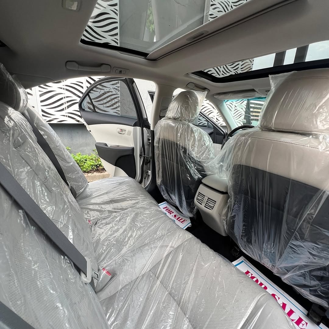 2012 Lexus ES350: Panoramic Roof & Accident-Free Luxury