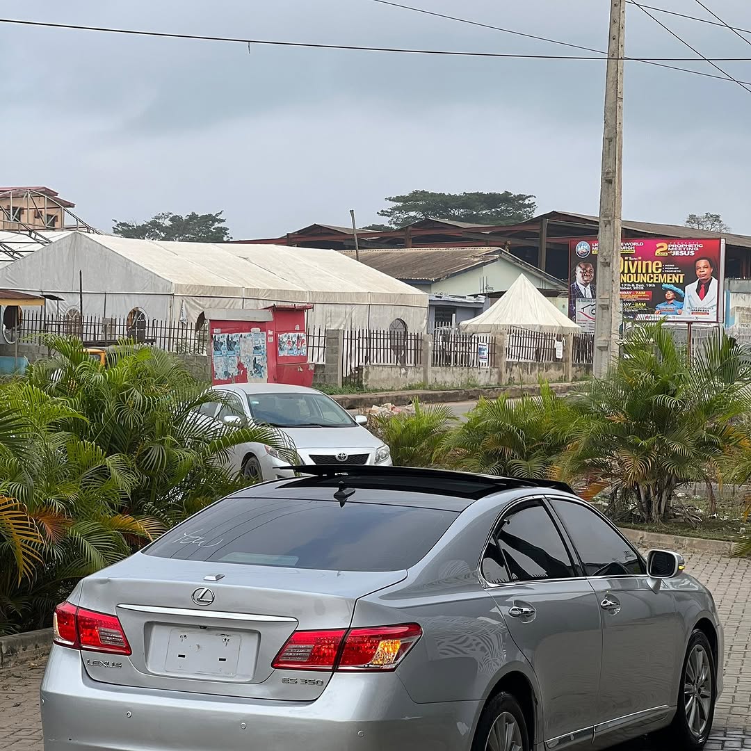 2012 Lexus ES350: Panoramic Roof & Accident-Free Luxury