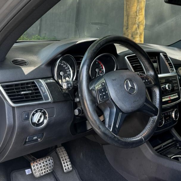 Luxury ML400: Panoramic Roof & Low Miles