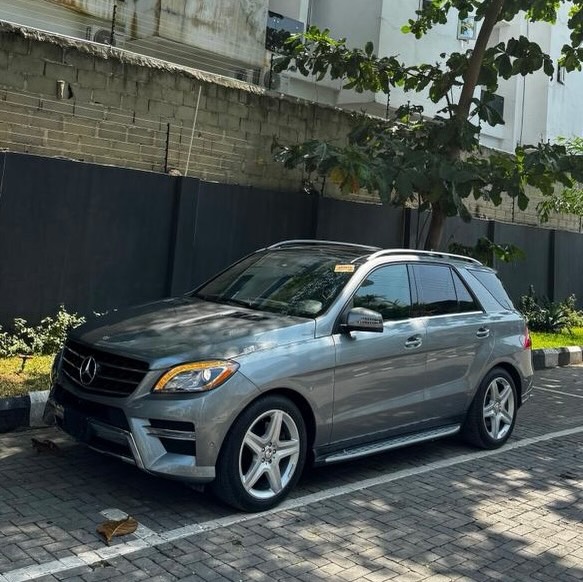 Luxury ML400: Panoramic Roof & Low Miles