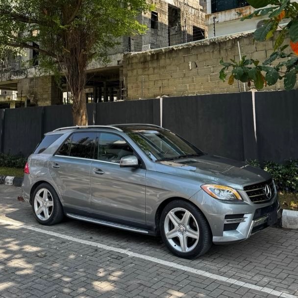 Luxury ML400: Panoramic Roof & Low Miles