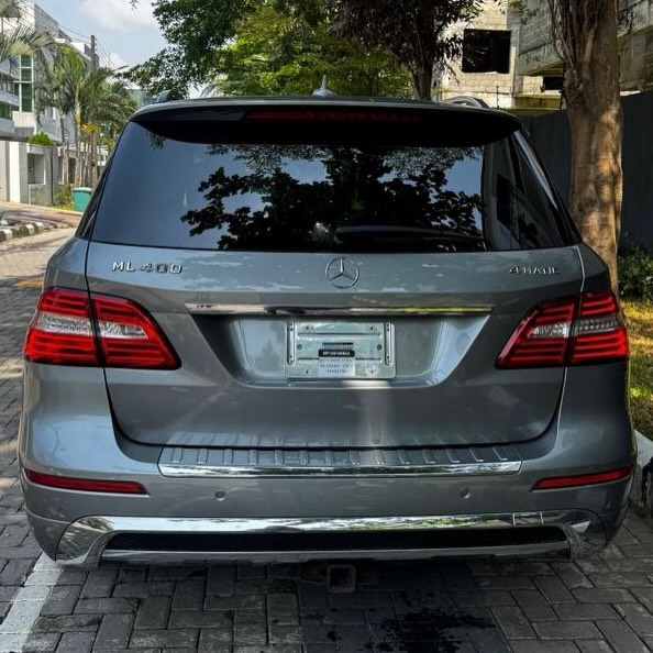 Luxury ML400: Panoramic Roof & Low Miles