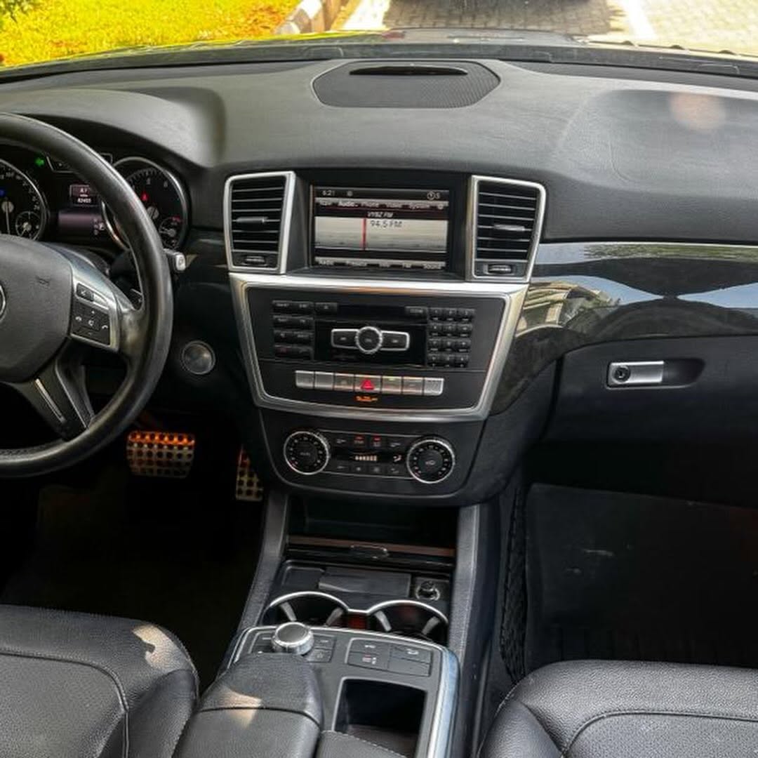 Luxury ML400: Panoramic Roof & Low Miles