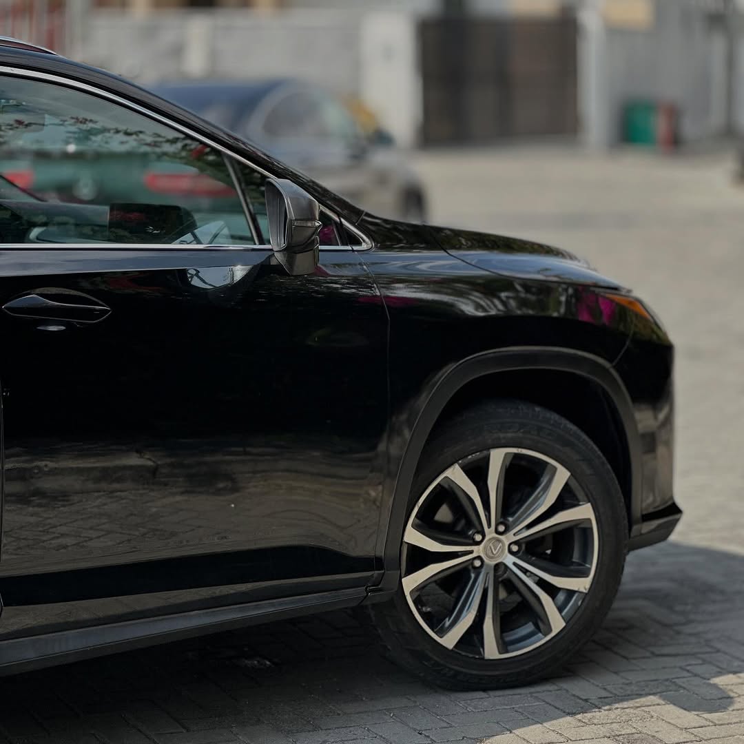 Luxury AWD RX350: Panoramic Sunroof & V6 Power