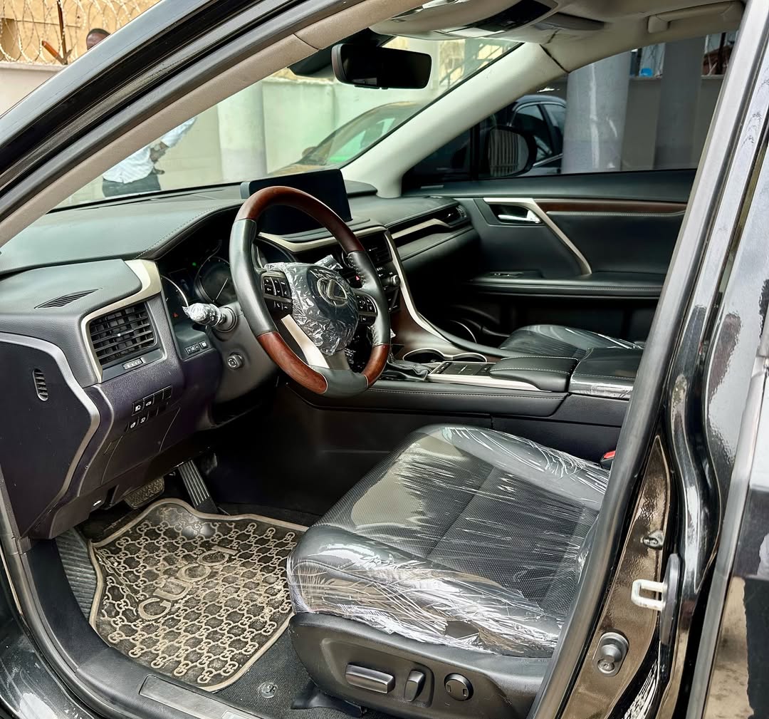 Luxury SUV: 295 HP V6 & Premium Tech