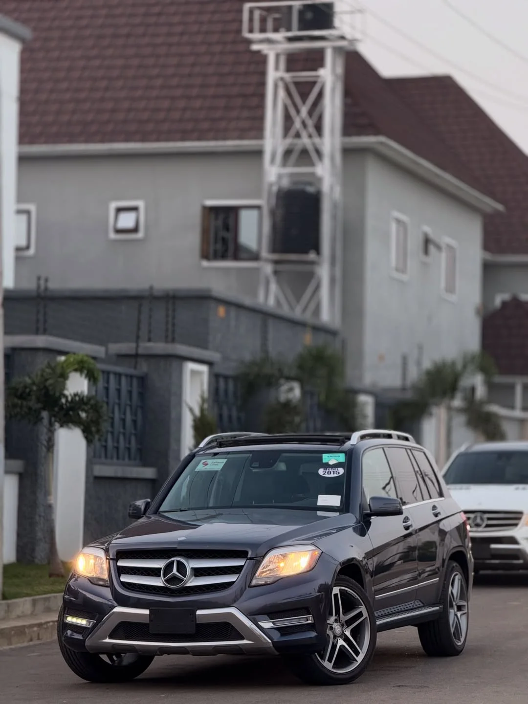 Luxury GLK350: Panoramic Roof & Keyless Entry