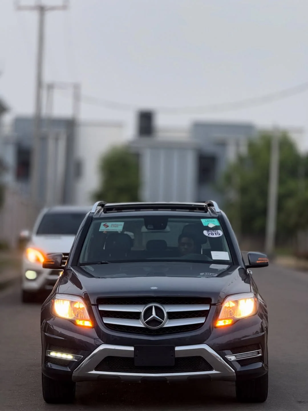Luxury GLK350: Panoramic Roof & Keyless Entry