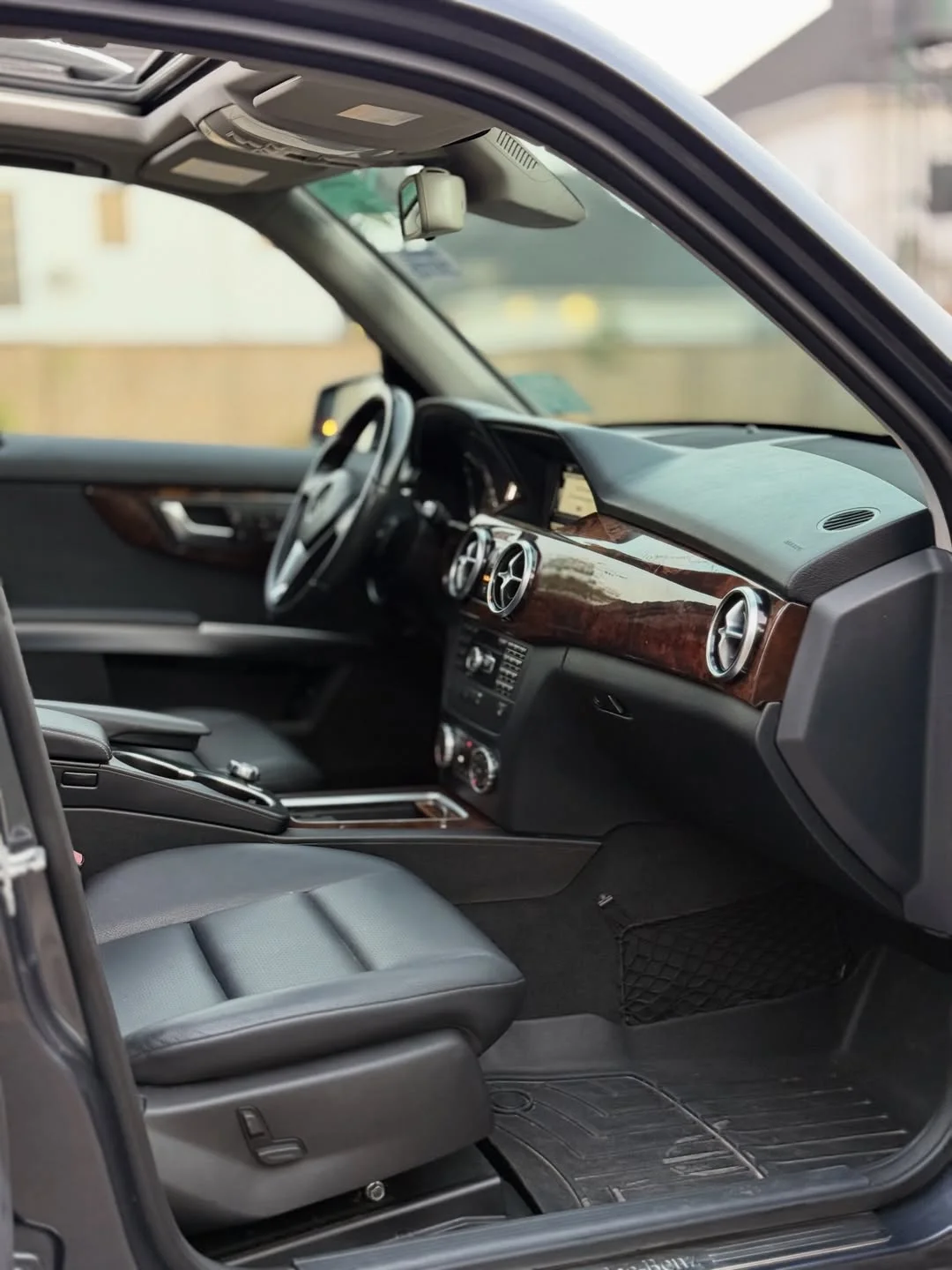 Luxury GLK350: Panoramic Roof & Keyless Entry