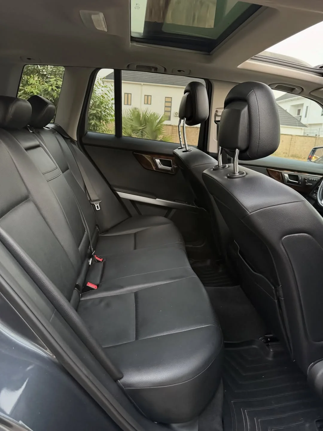 Luxury GLK350: Panoramic Roof & Keyless Entry