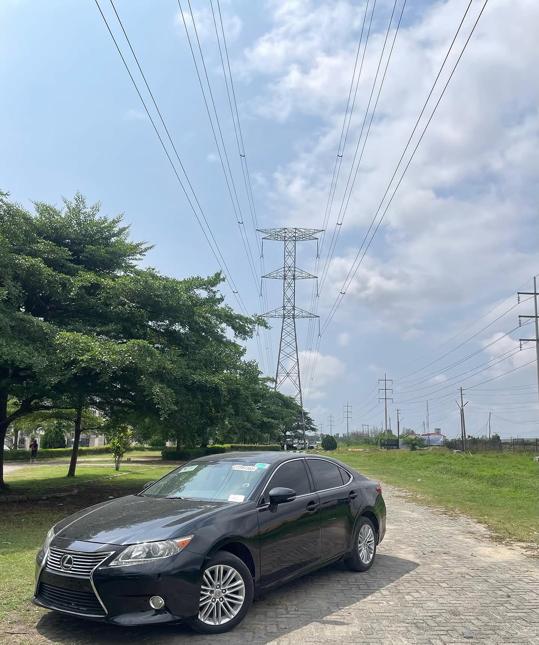Luxury Lexus ES350: Sunroof & Safety Tech