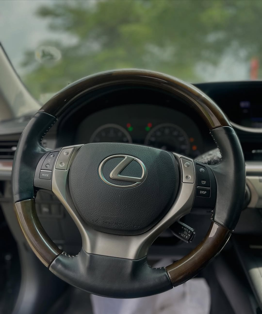 Luxury Lexus ES350: Sunroof & Safety Tech