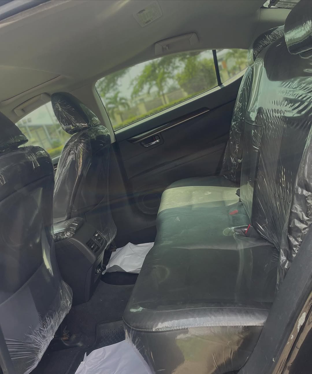 Luxury Lexus ES350: Sunroof & Safety Tech