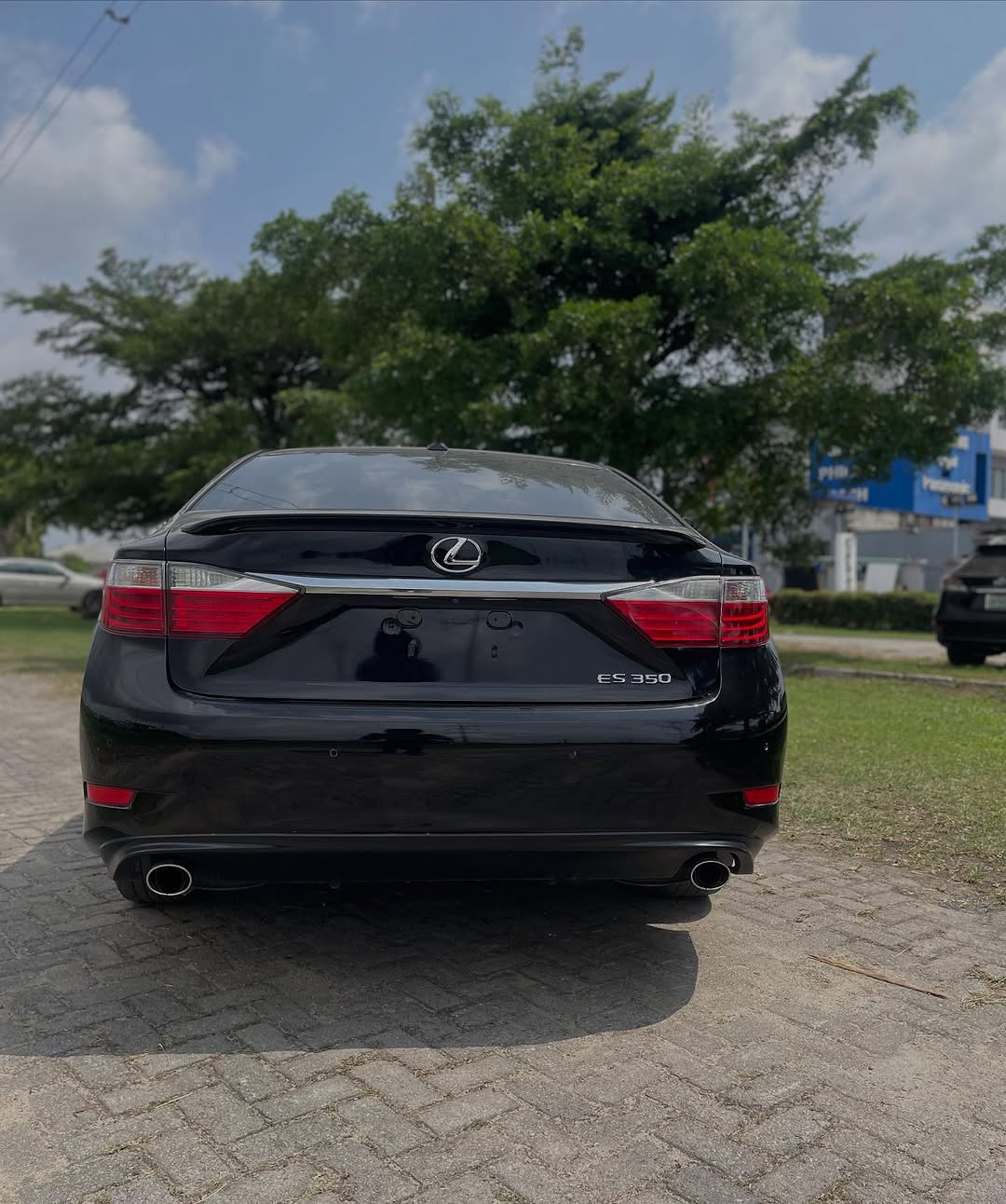 Luxury Lexus ES350: Sunroof & Safety Tech