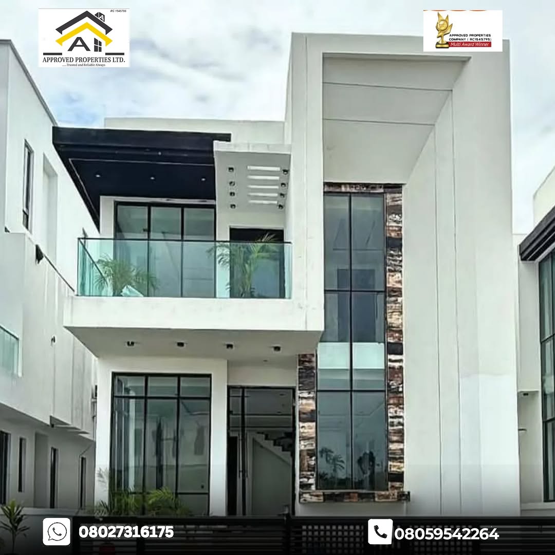 Luxury 5-Bedroom Duplex with Pool in Chevron