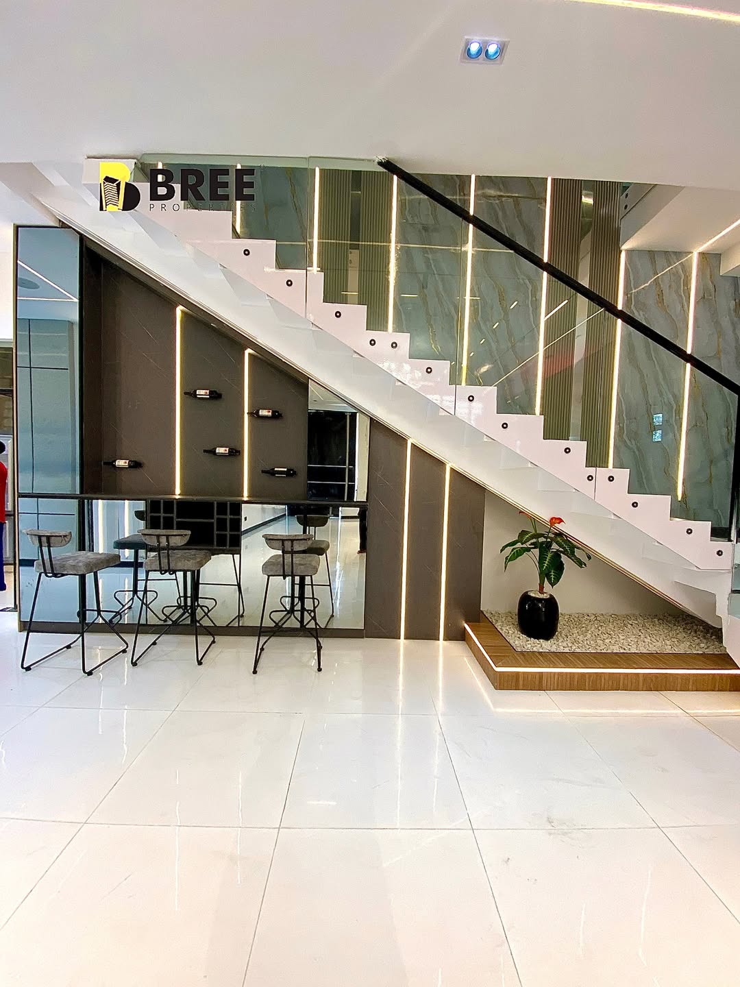 Luxury 5-Bed Estate Home with Pool & Cinema, Chevron