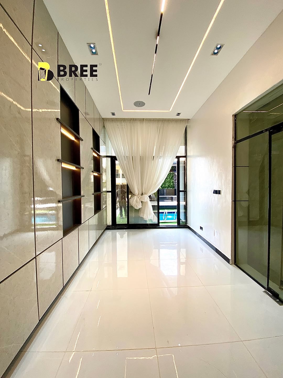 Luxury 5-Bed Estate Home with Pool & Cinema, Chevron