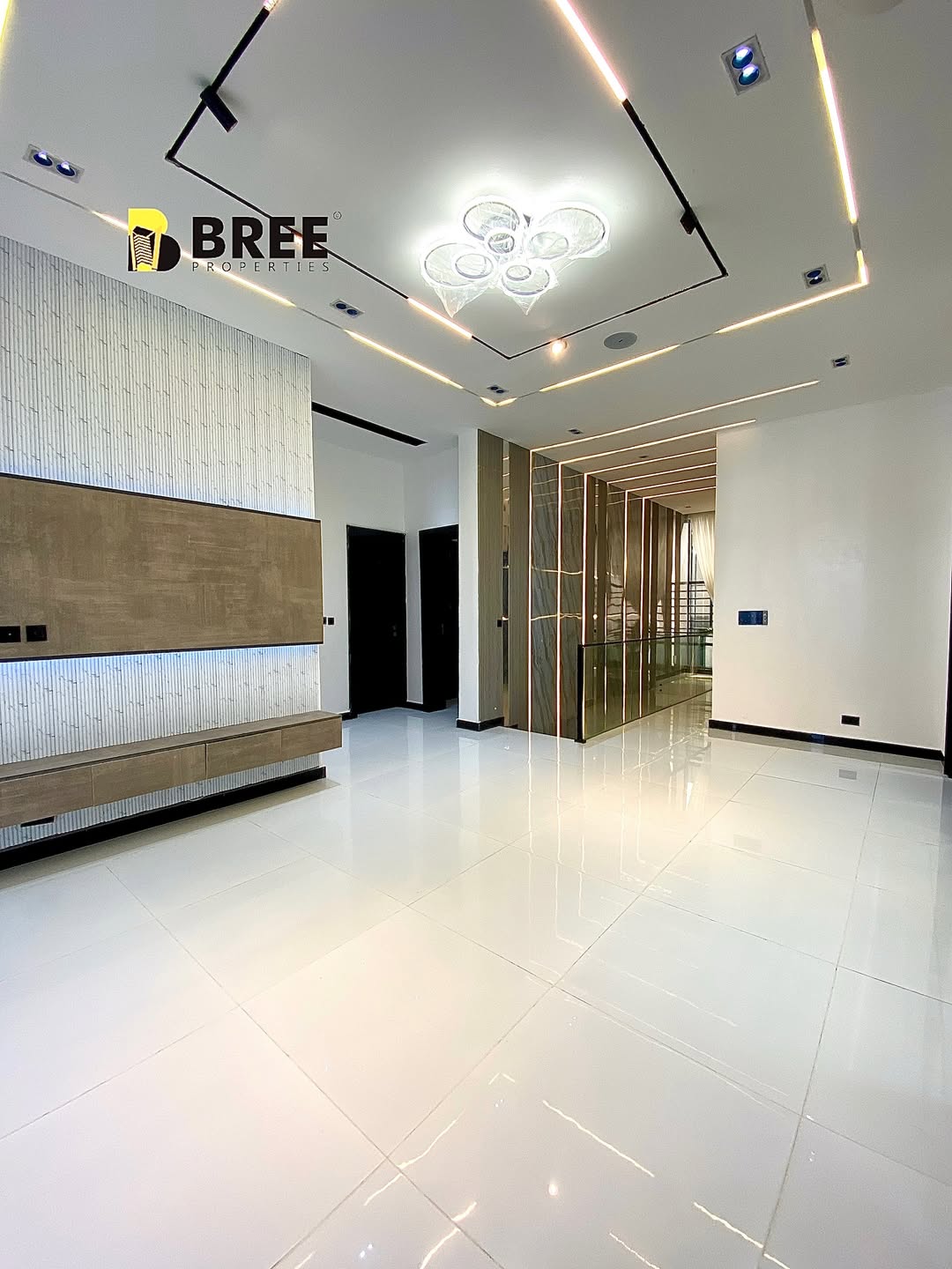 Luxury 5-Bed Estate Home with Pool & Cinema, Chevron