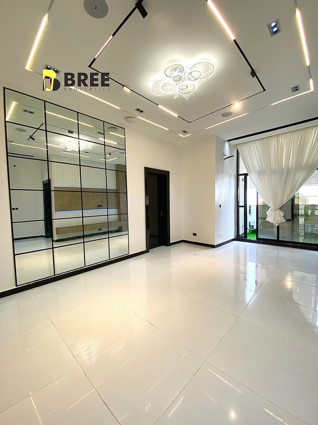 Luxury 5-Bed Estate Home with Pool & Cinema, Chevron