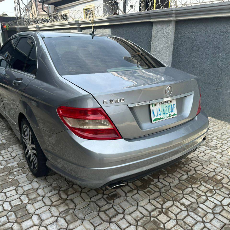 Mint 2010 Mercedes C300: Keyless, Panoramic Roof, Accident-Free