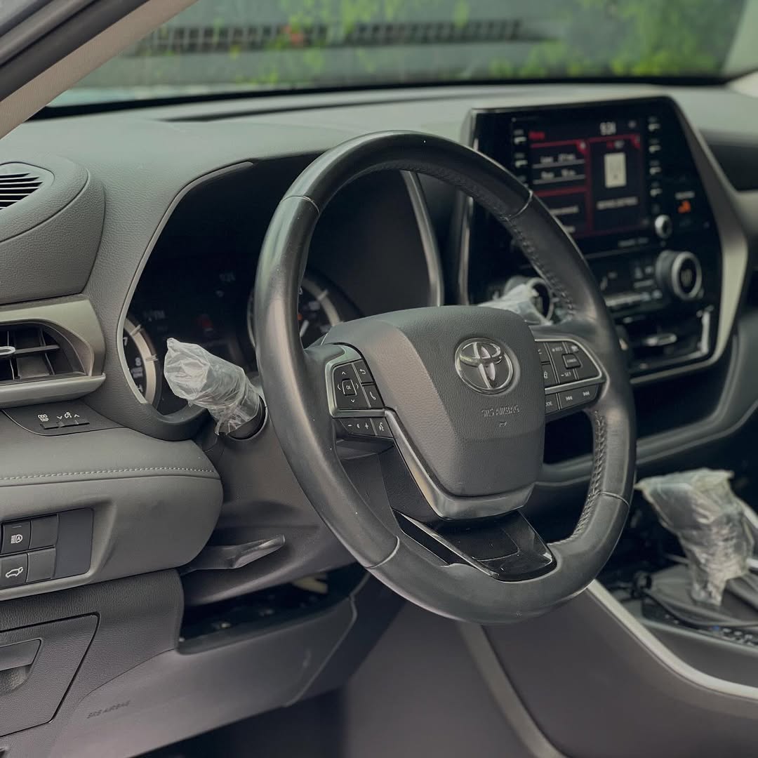 2021 Toyota Highlander: Blue on Black Luxury