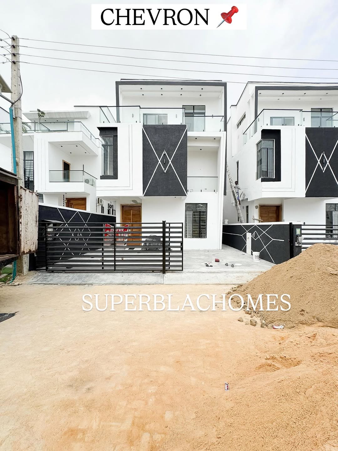 Lavish 5-Bed Duplex with Resort-Style Pool in Chevron