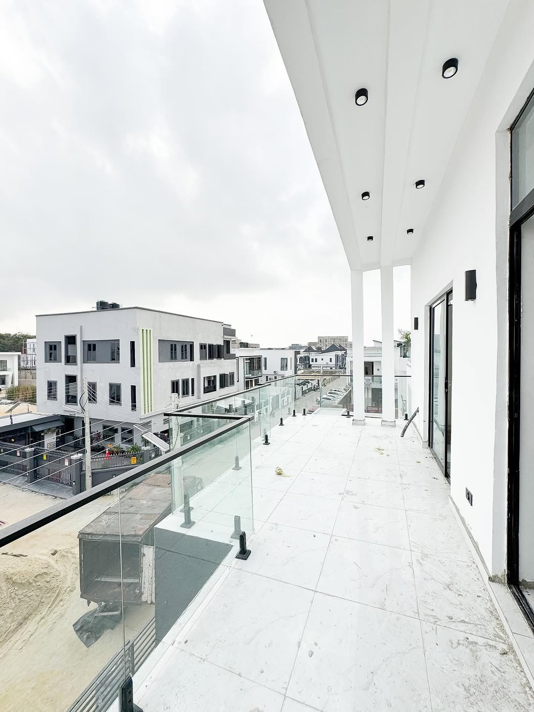 Lavish 5-Bed Duplex with Resort-Style Pool in Chevron