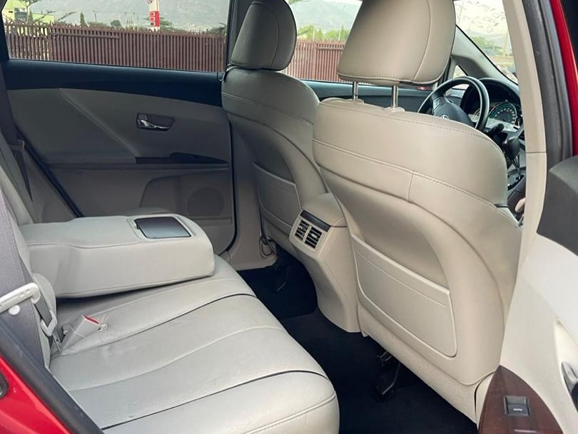 Luxury Venza: V6, Panoramic Roof, Cream Leather