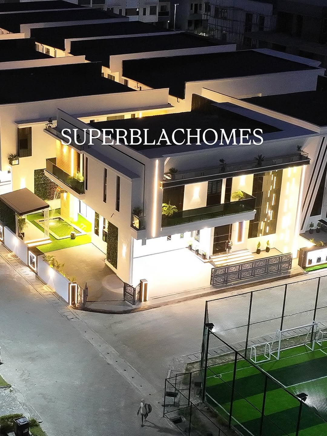 5-Bedroom Haven with Rooftop Terrace & Pool in Chevron