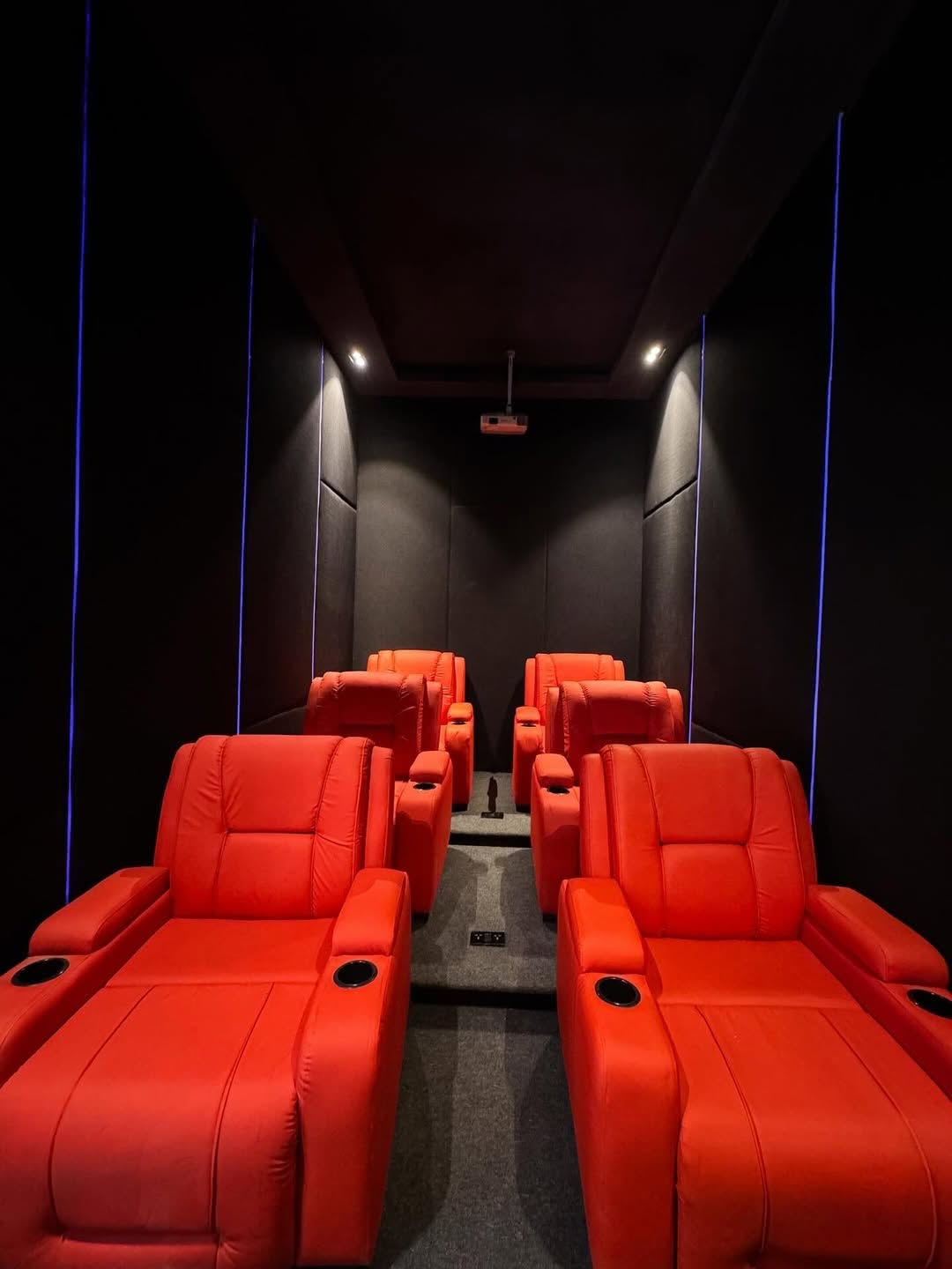 5-Bedroom Haven with Rooftop Terrace & Pool in Chevron