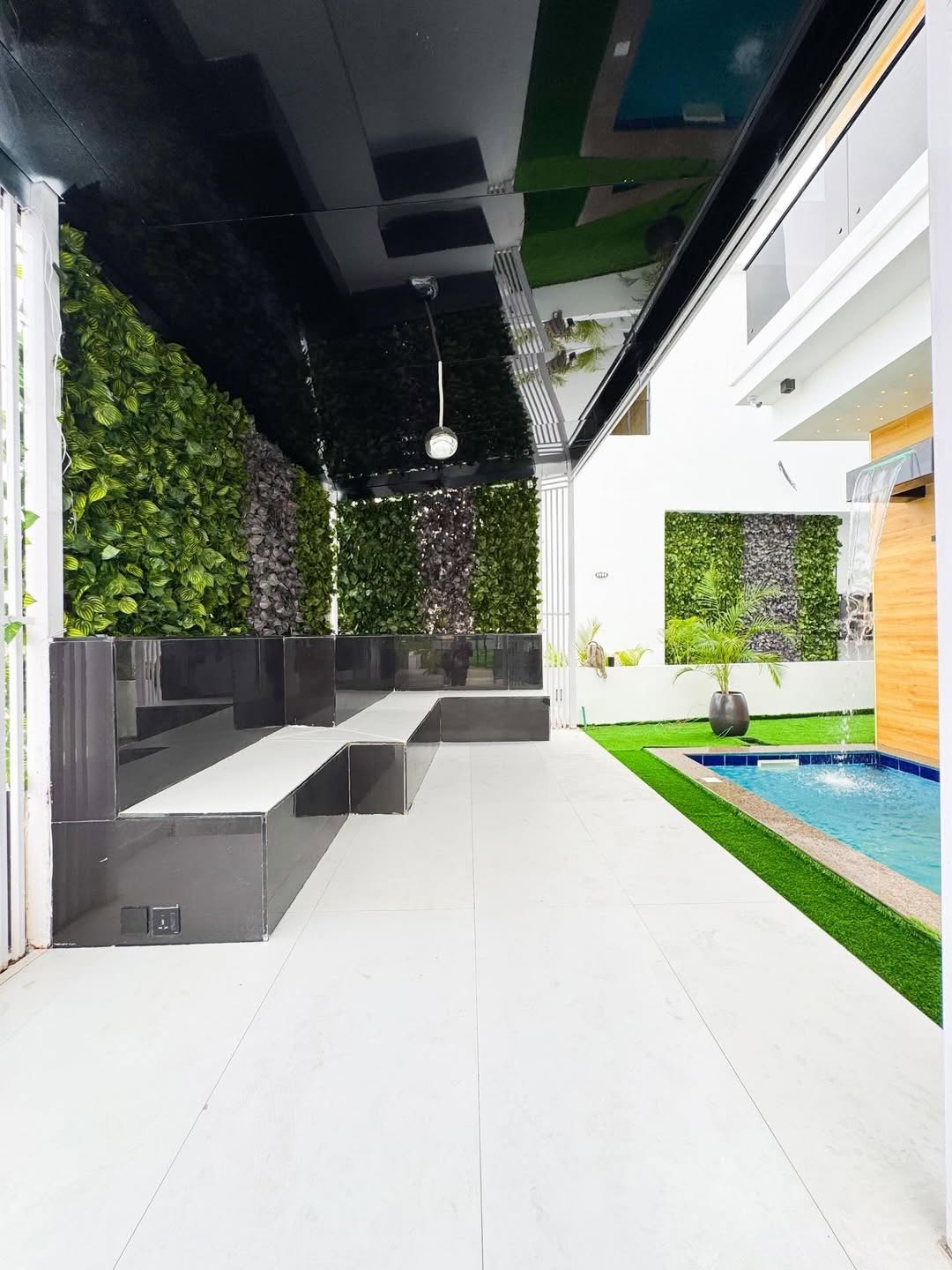 5-Bedroom Haven with Rooftop Terrace & Pool in Chevron