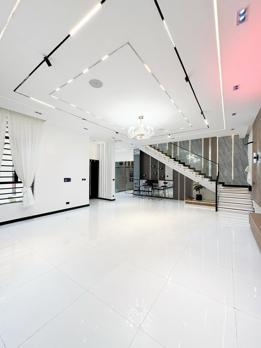 5-Bedroom Haven with Rooftop Terrace & Pool in Chevron