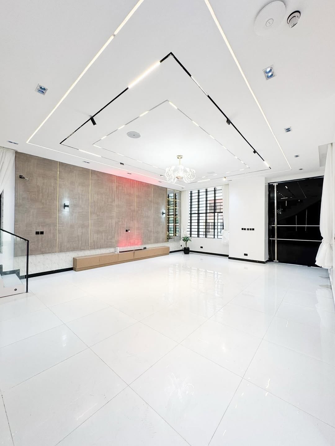 5-Bedroom Haven with Rooftop Terrace & Pool in Chevron