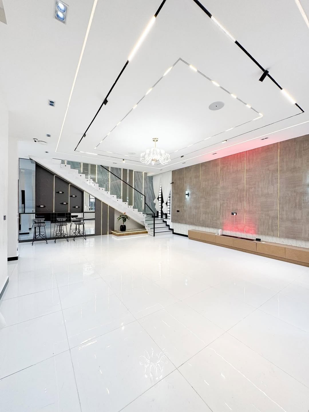 5-Bedroom Haven with Rooftop Terrace & Pool in Chevron