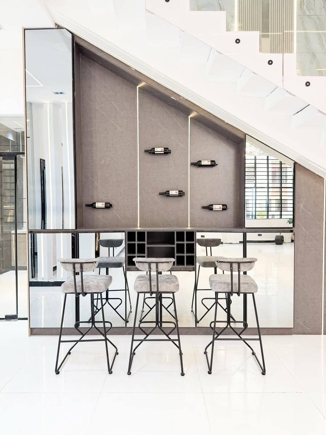 5-Bedroom Haven with Rooftop Terrace & Pool in Chevron