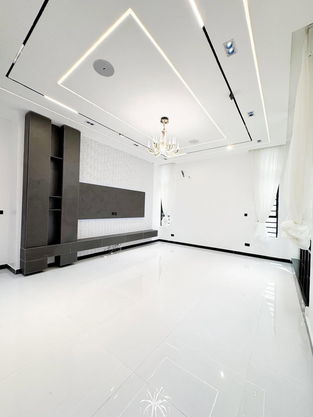 5-Bedroom Haven with Rooftop Terrace & Pool in Chevron