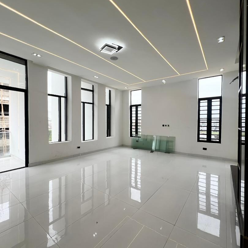 Exclusive 5BR Duplex with Pool & Jacuzzi in Chevron Lekki