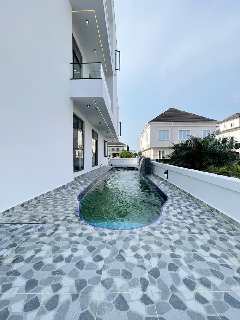 Spacious 5BR Duplex with Pool & Cinema in VGC