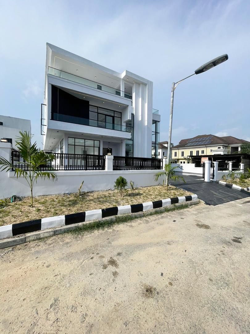 Spacious 5BR Duplex with Pool & Cinema in VGC