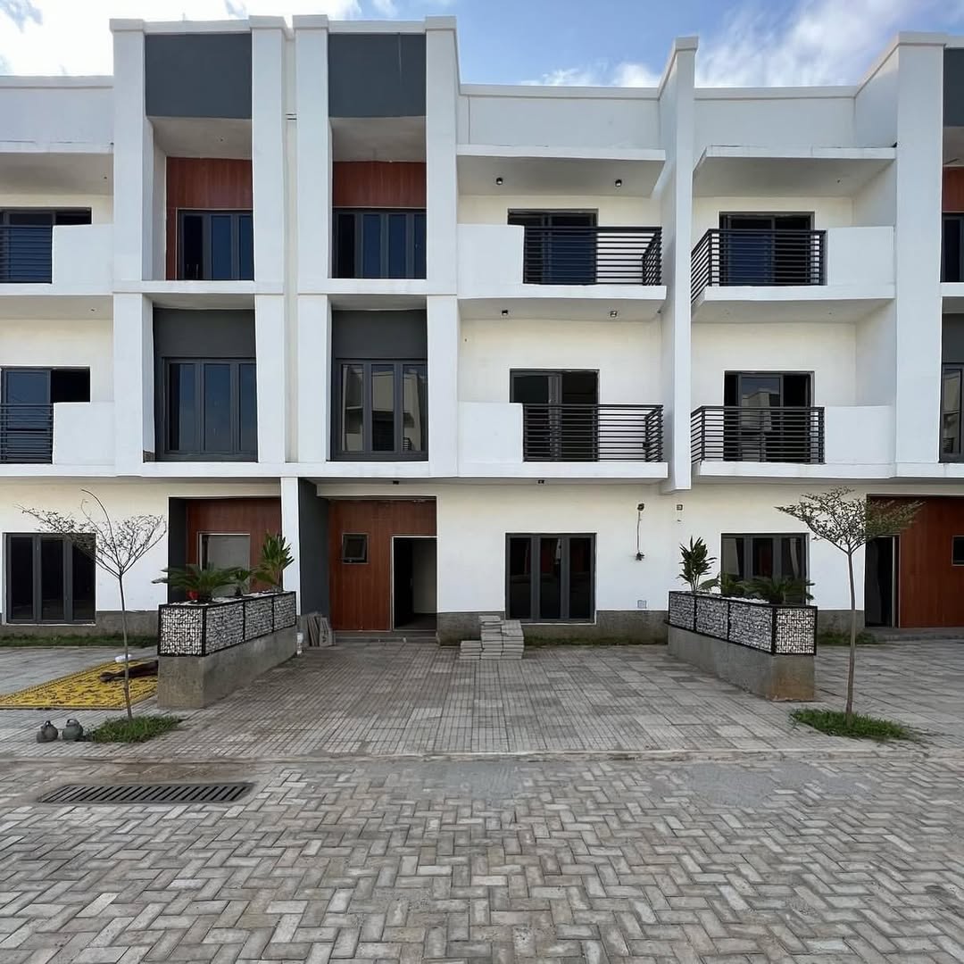 Elegant 4-Bed Townhouse in Serene Kado